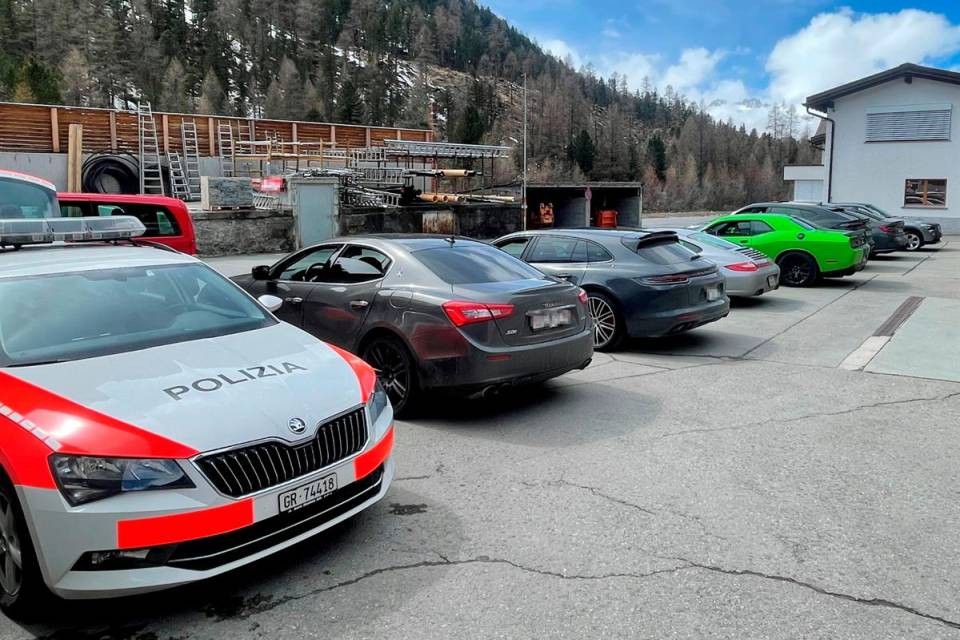 Le auto fermate, foto Polizia cantonale grigionese