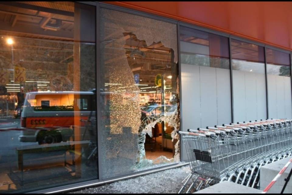 Spaccano il vetro e forzano il bancomat