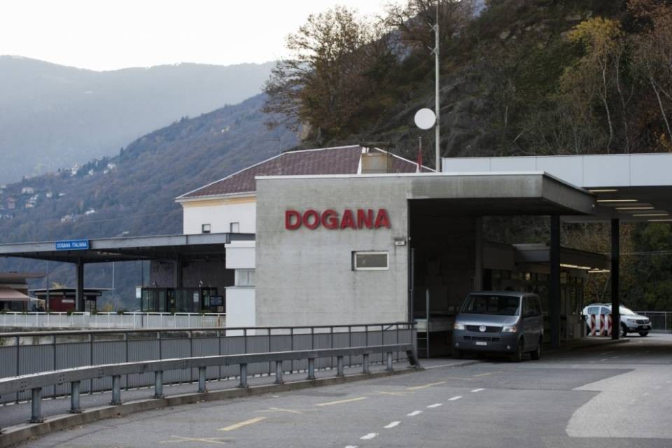 Ladri di telefonini, 3 fermi a Brissago