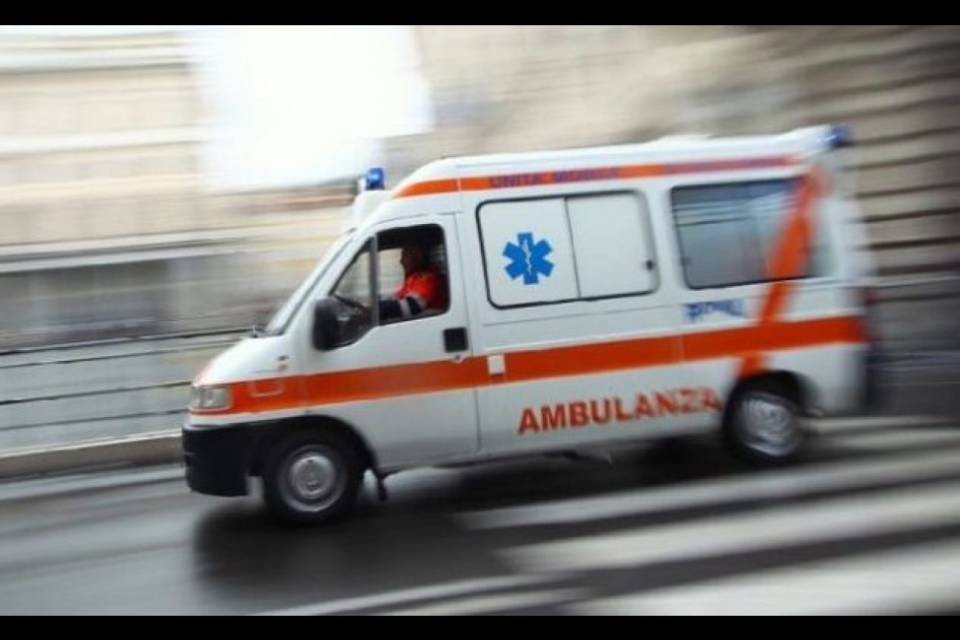 Si stacca un cornicione, ragazza ferita a Porlezza