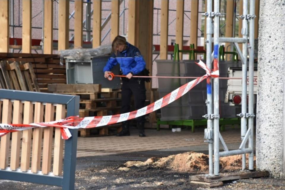 Fiamme all'esterno di una falegnameria