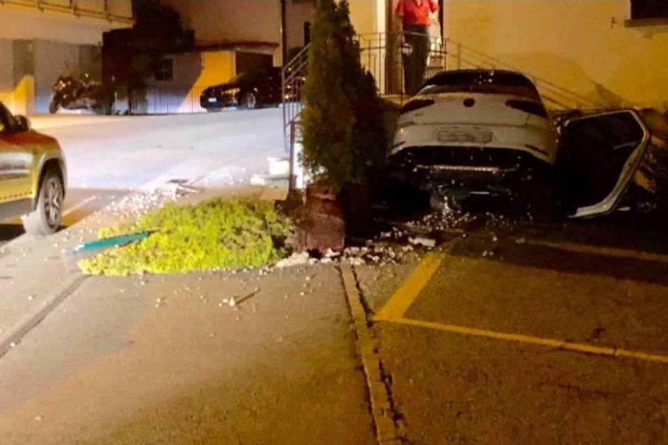 Esce di strada e termina contro una casa: tre feriti leggeri a Orselina