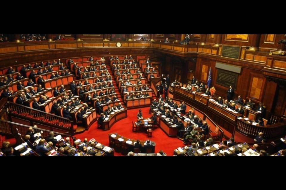 Brutta notizia per i politici italiani: aumentano i prezzi della buvette