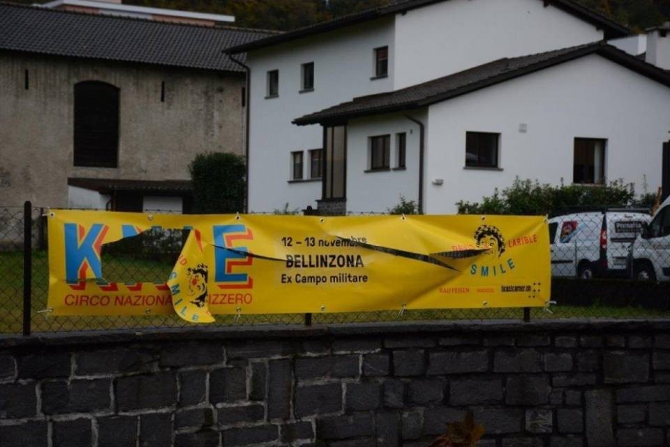 Danneggiati diversi striscioni del Circo Knie