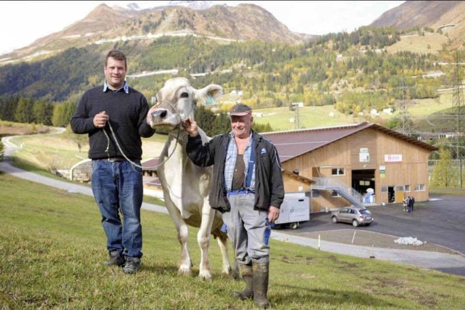 Airolo, inaugurata la stalla di Nicola Pedrini