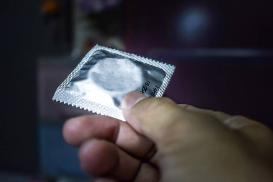 Toglie il preservativo senza il consenso, assolto 21enne