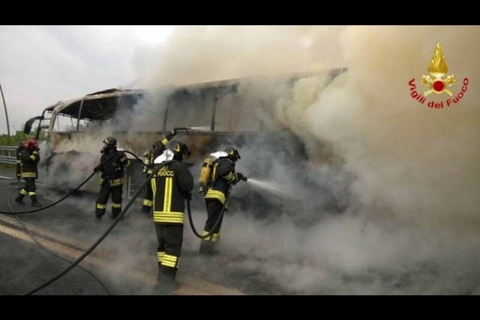 Pullman in fiamme sulla Pedemontana