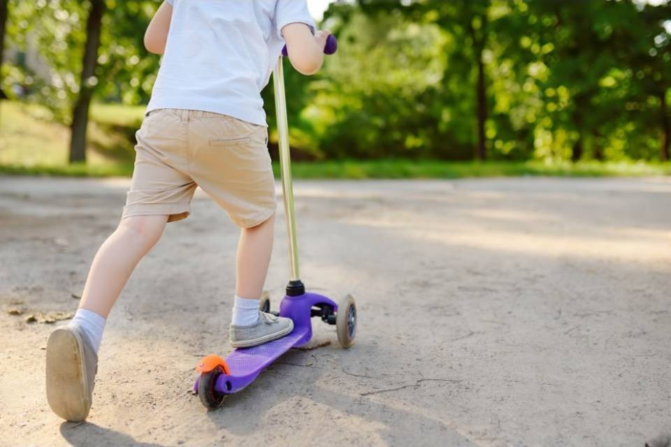 Basilea, spinge un bambino in mezzo alla strada e lo ferisce