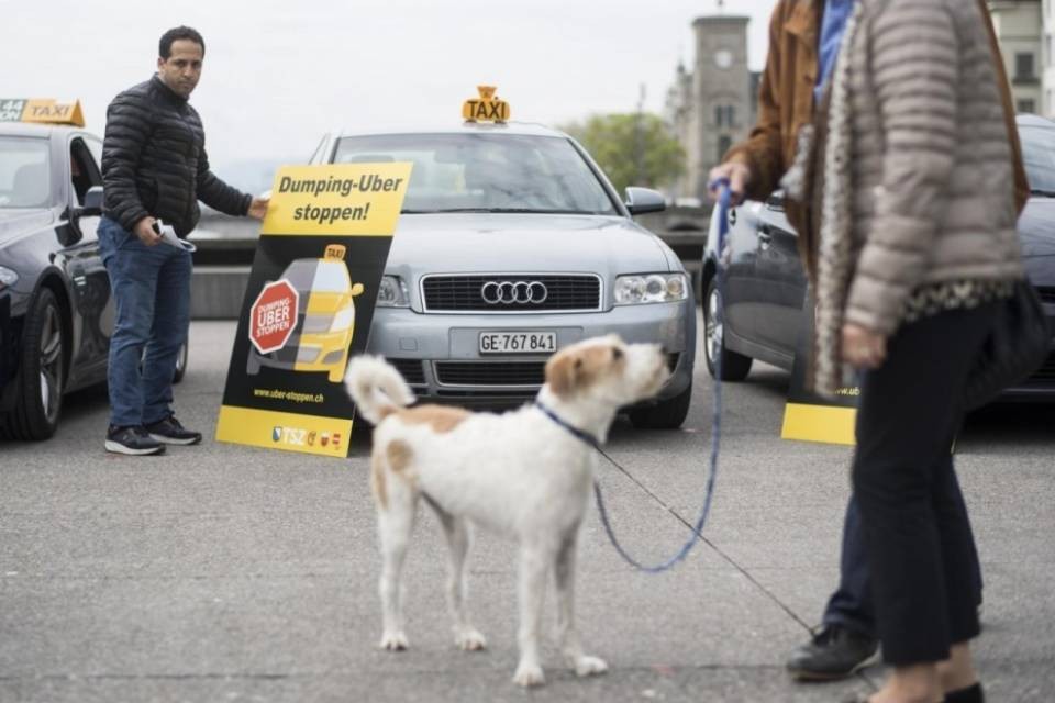 "Vietare Uber subito"