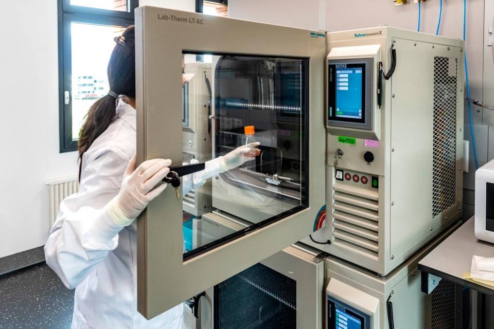 Il laboratorio della Humabs Biomed SA a Bellinzona. Foto CdT/Reguzzi