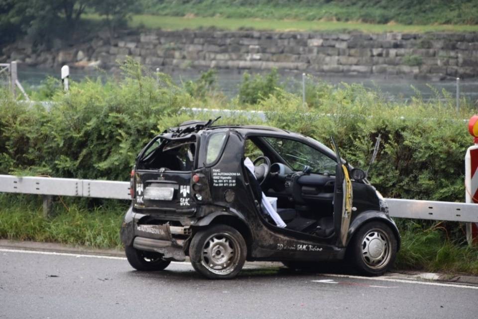 Sbanda e si rovescia con l'auto sulla A2