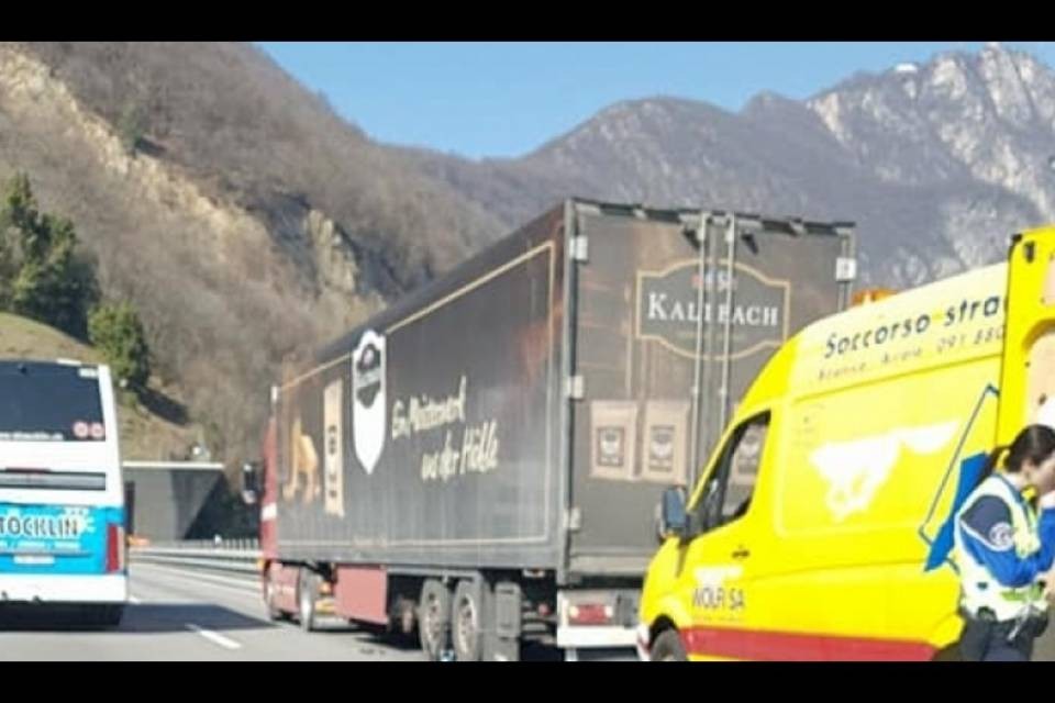 Camion in avaria sul ponte diga di Melide