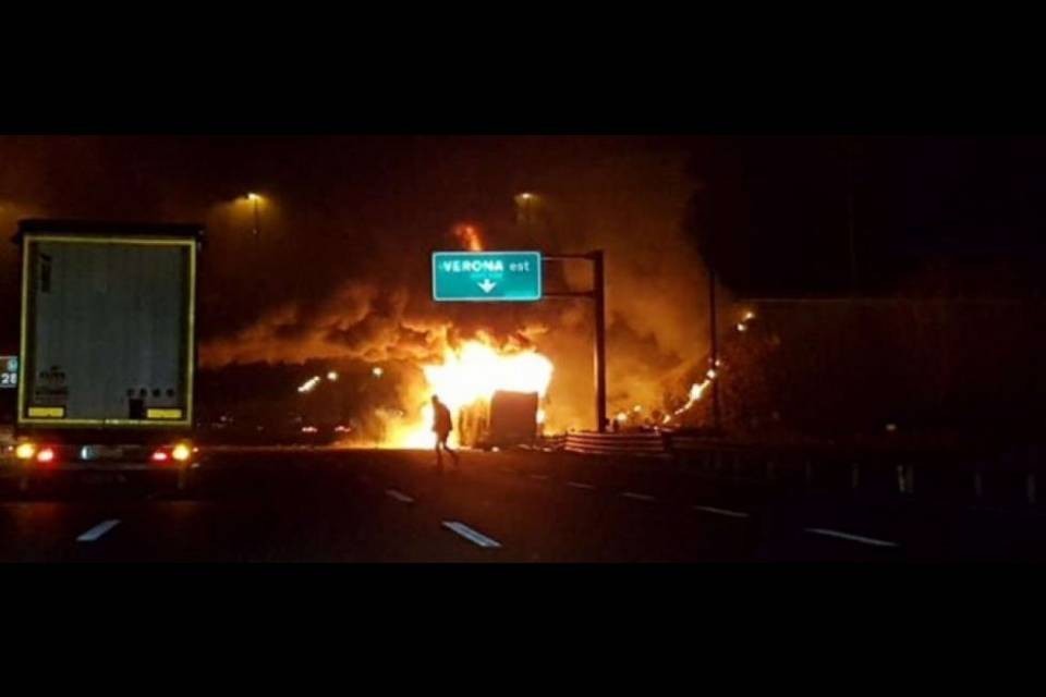 Tragedia sulla Milano-Venezia, morti almeno 16 ragazzi