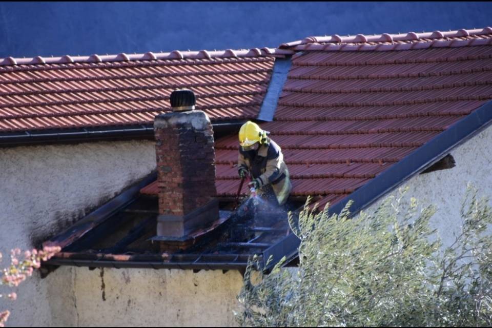 Roveredo, in fiamme il tetto di una casa