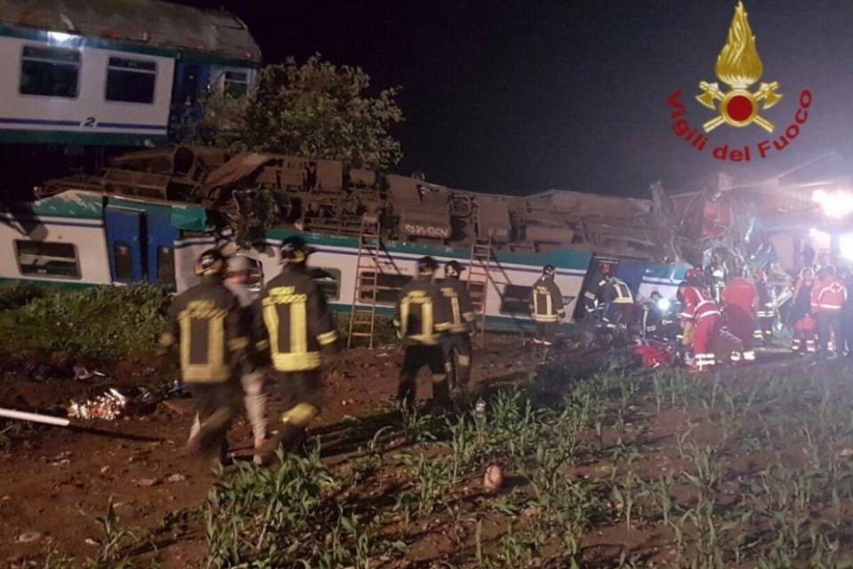 Scontro tra treno e un Tir, 2 morti e 25 feriti