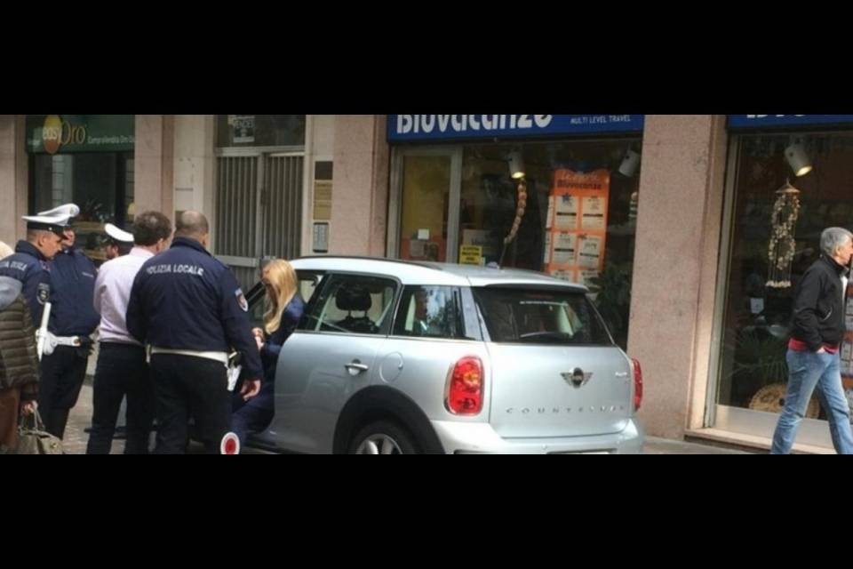 Una ticinese dà in escandescenze a Como