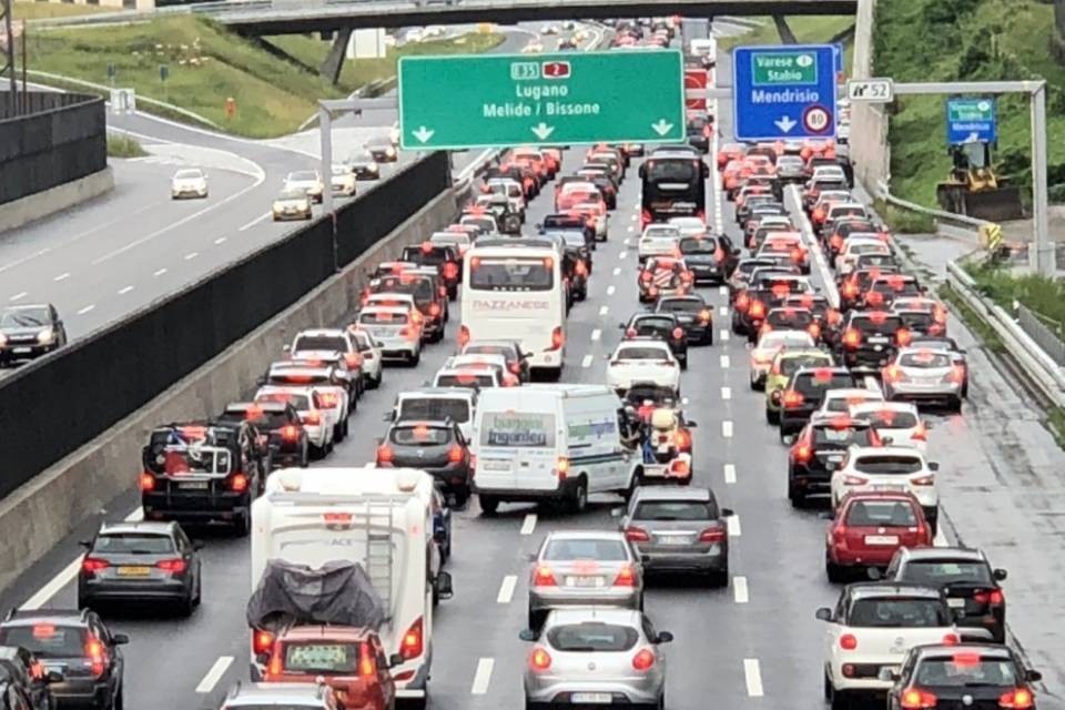 Perdita d'olio sul ponte di Melide, disagi in direzione nord