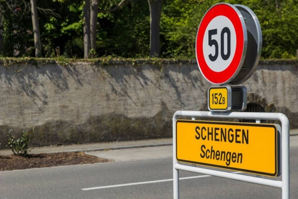 Schengen, l'UE sbotta: "È il momento di finirla"