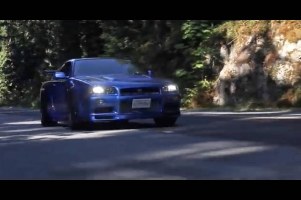 Procuratrice con supercar dà la caccia ai pirati della strada