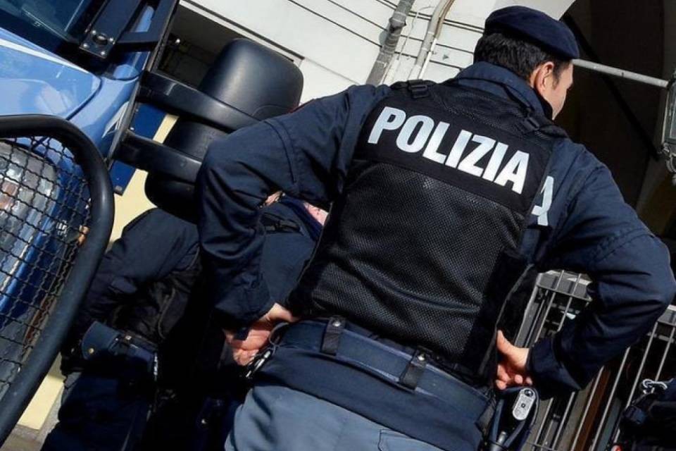 Poliziotti italiani arrestano in Vallese