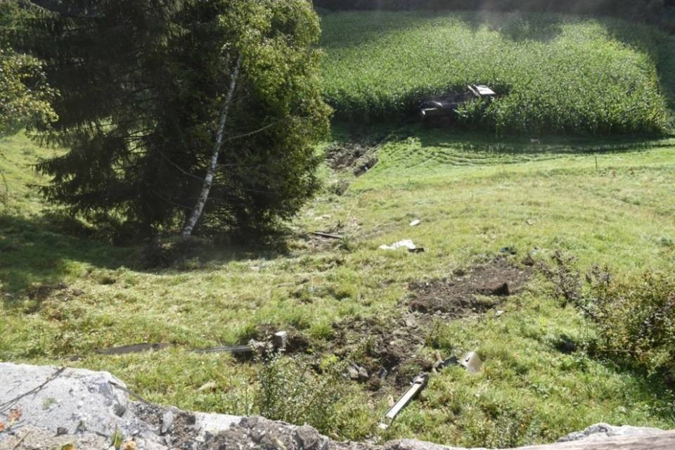 Finisce con il veicolo militare in un campo di grano