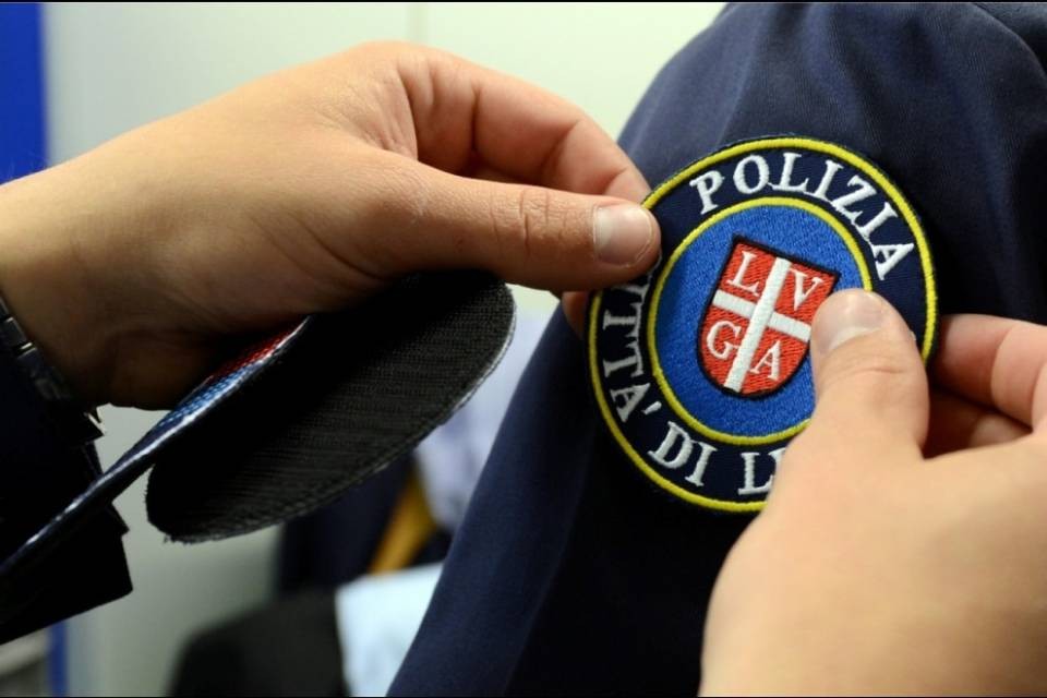 I due agenti immortalati dalla videosorveglianza