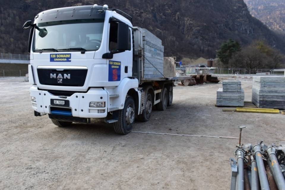 Roveredo: cade dal camion, grave un operaio
