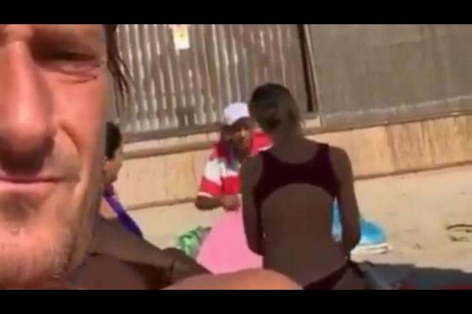 Totti senza cintura, Ilary acquista dai vu cumprà: è polemica social