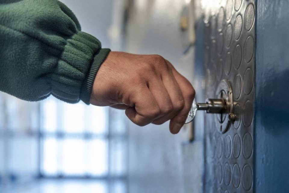 Non paga una multa, pensionata 75enne dietro le sbarre