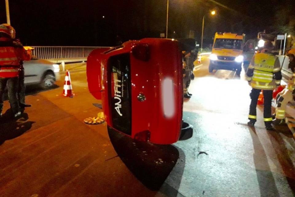 Automobile si rovescia sul fianco a Davesco