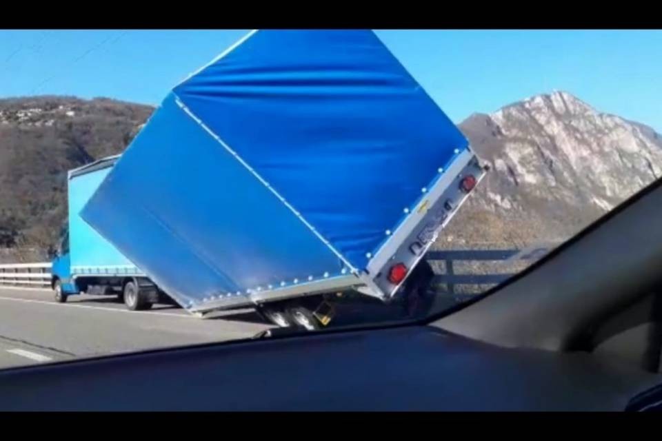 Rimorchio si rovescia sulla A2