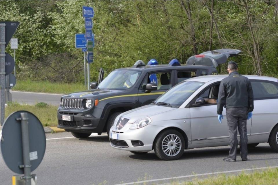 Senza patente scappa al posto di blocco, multato