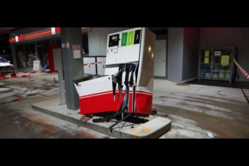 Finisce contro una pompa di benzina e scappa