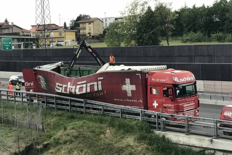 Rancate, camion rischia di rovesciarsi sulla A2