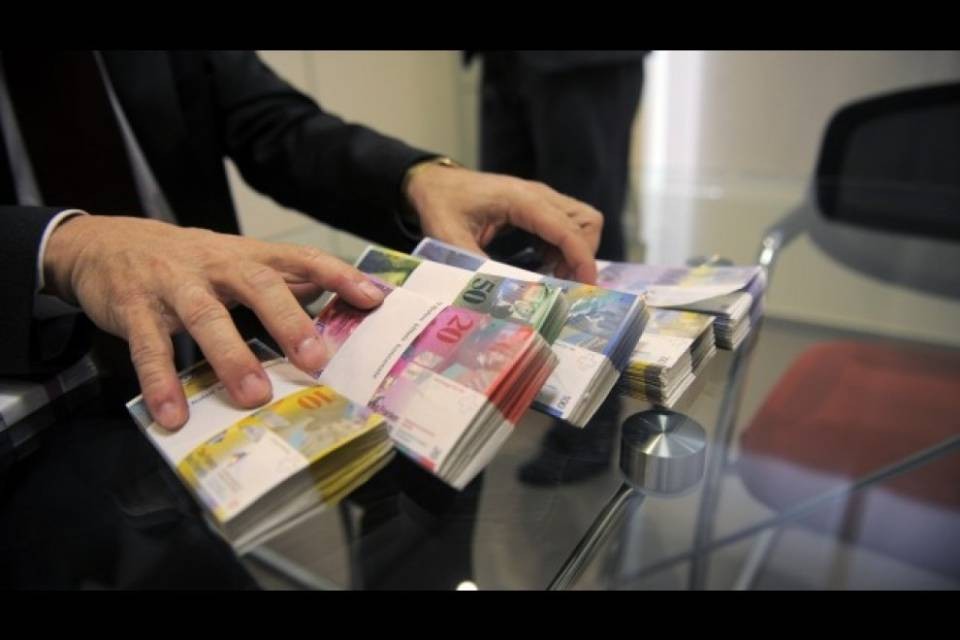3 parlamentari su 4 incassano soldi extra