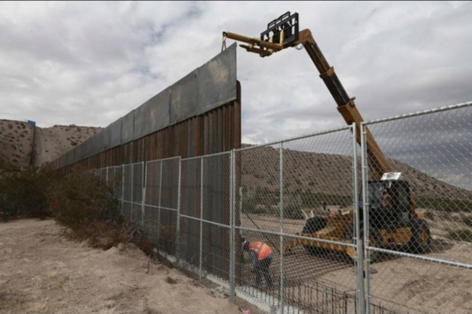 "Il muro di Trump? Lo costruiamo noi!"