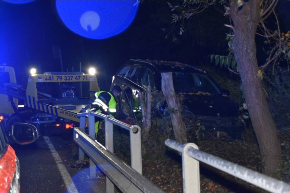 Perde il controllo del veicolo ed esce di strada: uomo ferito