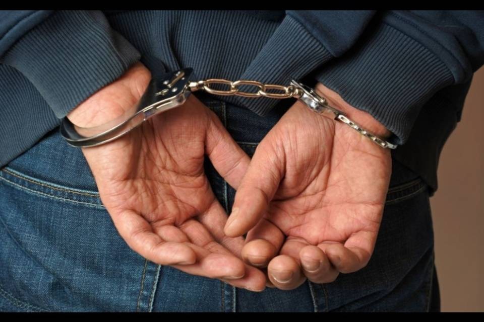Viola il divieto di allontanamento per comprare droga, arrestato