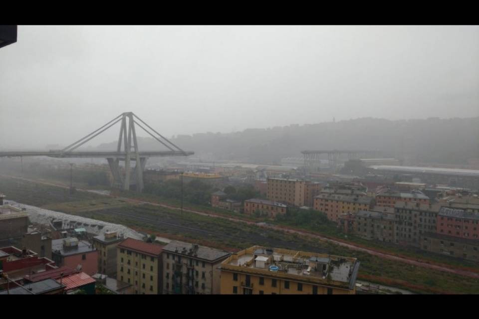Crolla un ponte sull'autostrada di Genova: "Ora arriva il difficile"