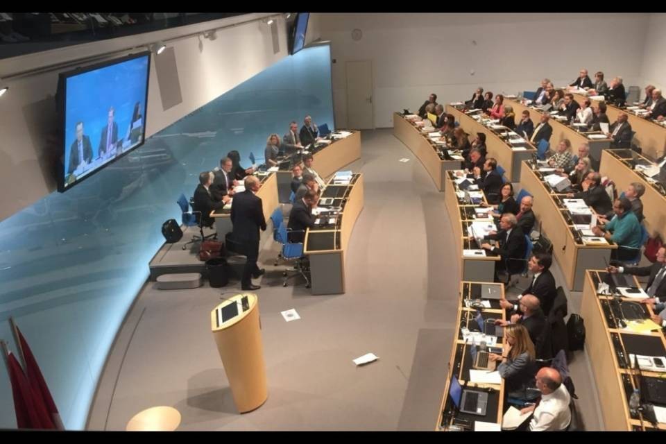 "Piovono" volantini in aula