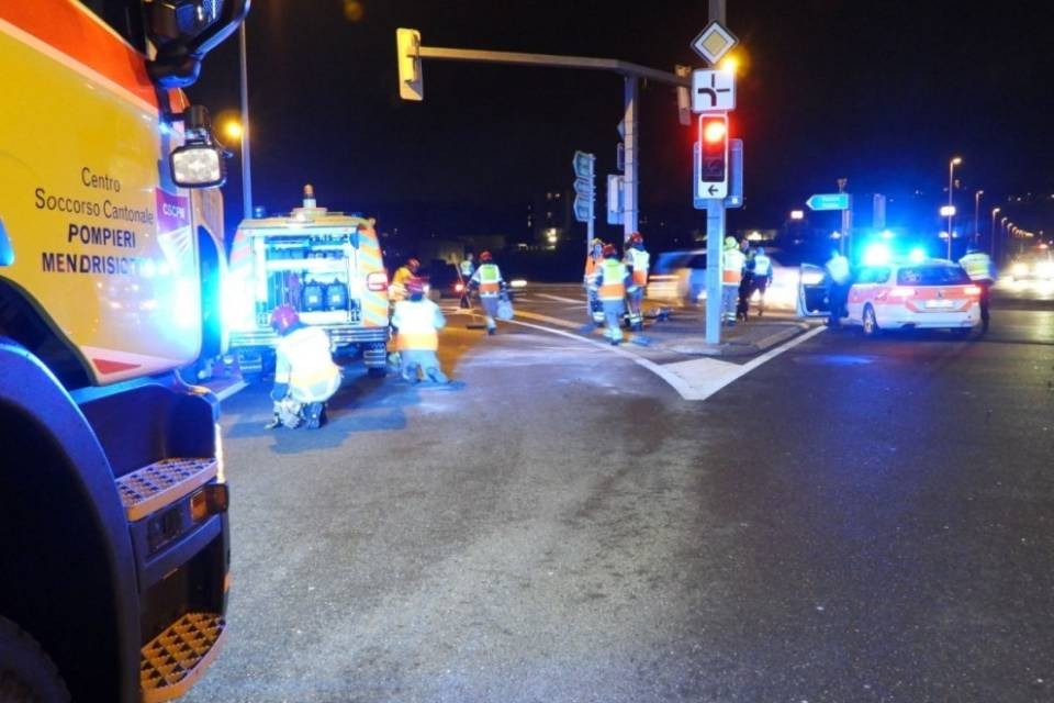 Finisce contro un palo a Stabio, un ferito grave