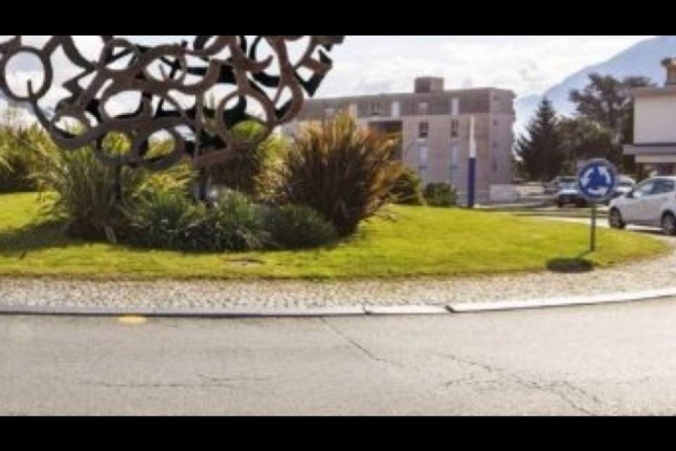 Losone, bye bye scultura nella rotonda