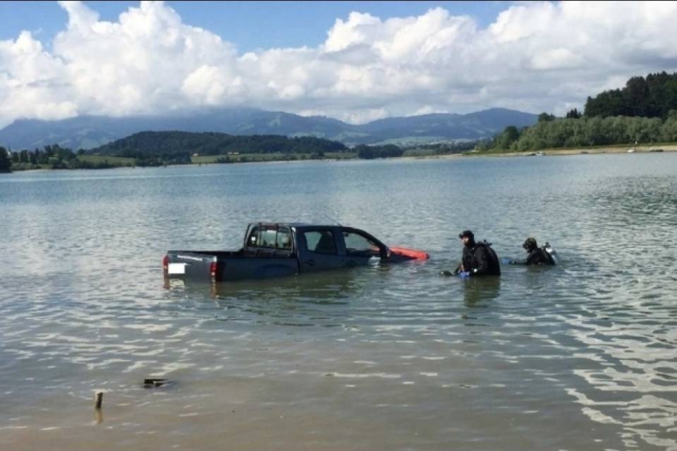 Tira male il freno a mano, l'automobile finisce nel lago