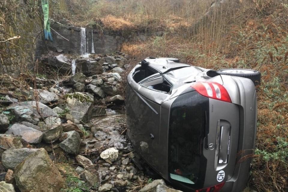 Auto finisce in un riale: curioso incidente a Bedano