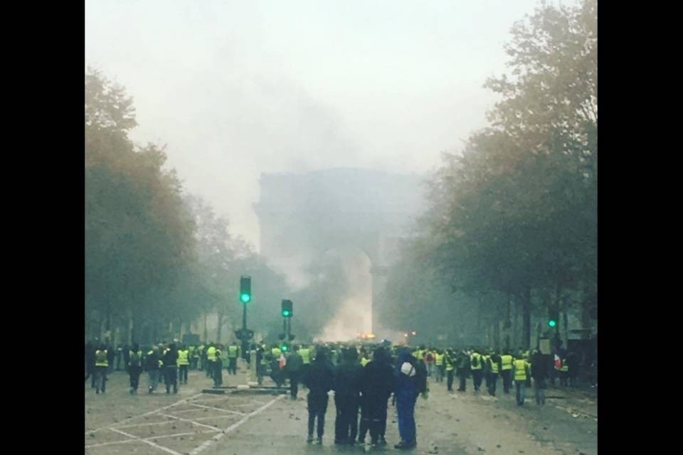 Sale la tensione in Francia, lanciati i primi lacrimogeni