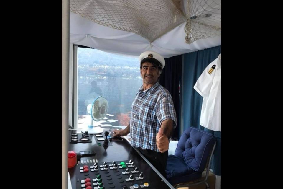 Capitan Habib al timone del Katja Boat