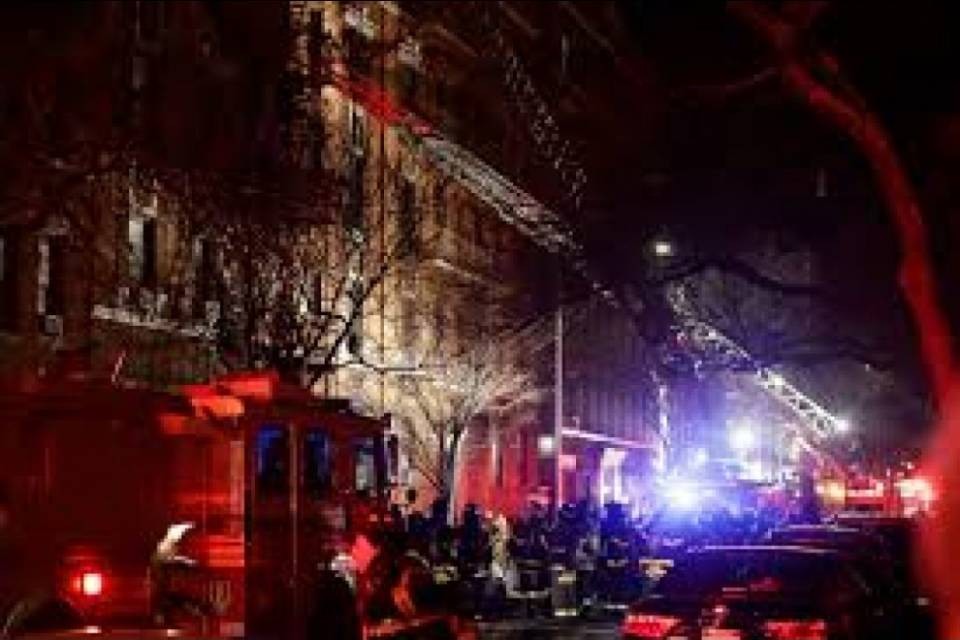 New York, il rogo forse causato causato da un bambino