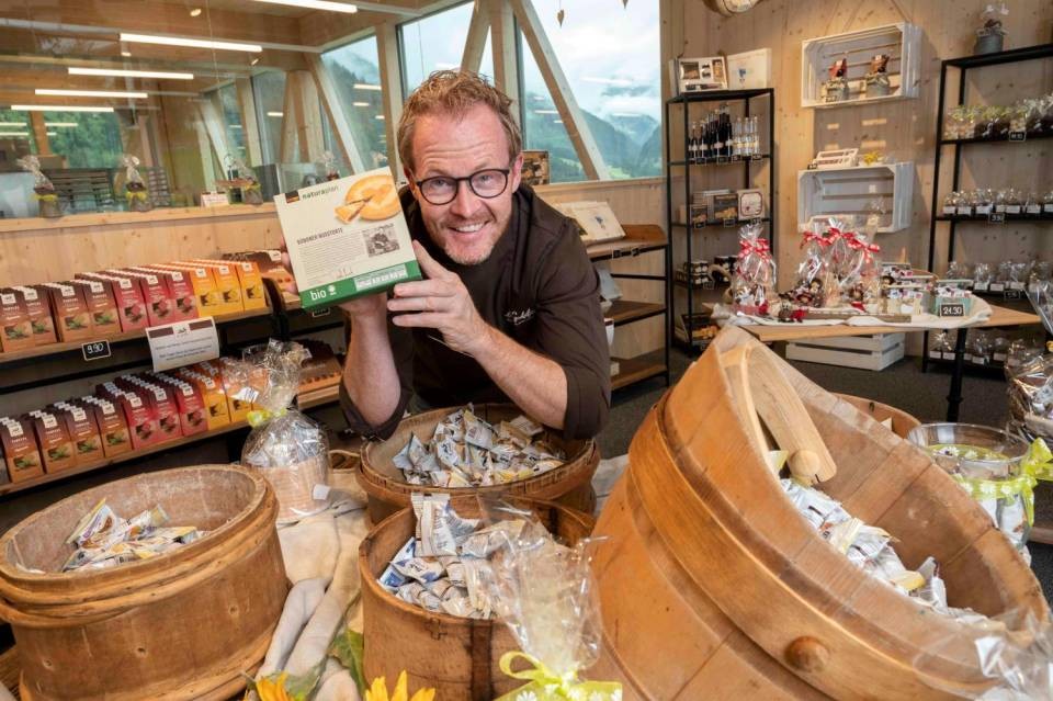 Reto Schmid, soprannominato «l’incantatore di palati», da quattro anni produce la torta di noci bio nella sua azienda a Sedrun (GR).