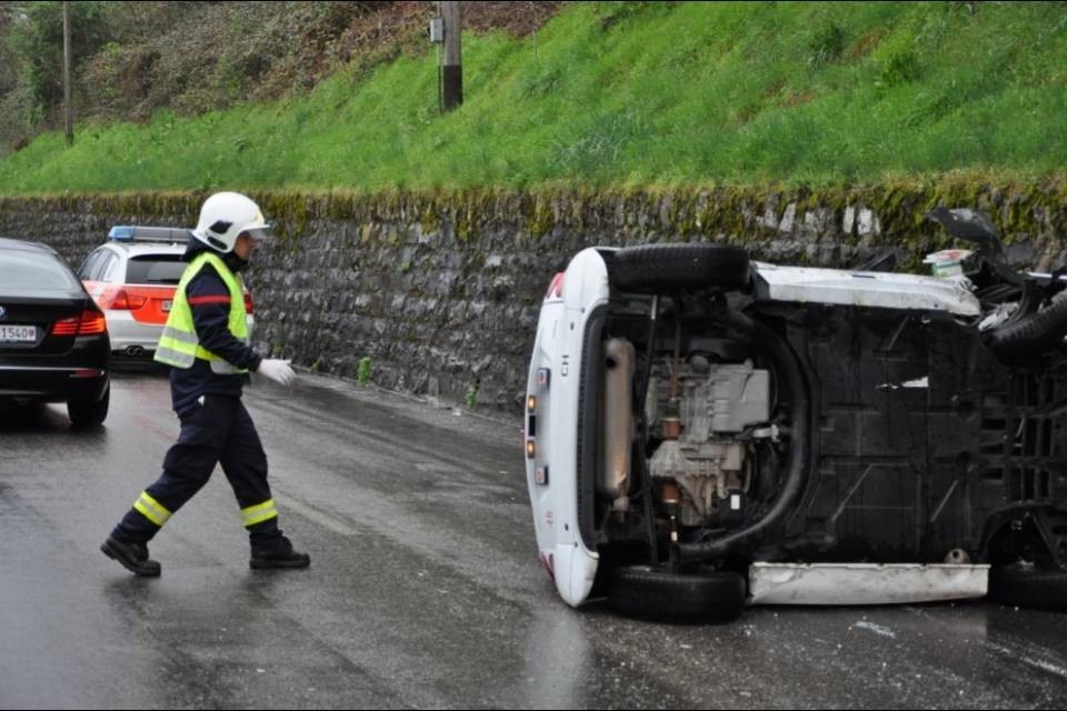 Auto si rovescia a Bissone