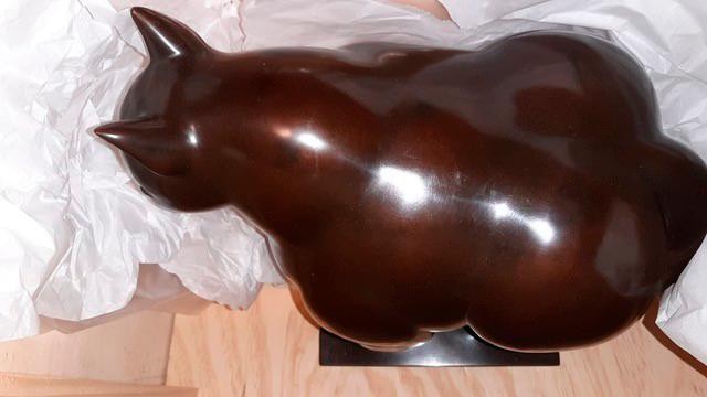 Il gatto di Botero nella cassa depositata presso gli uffici dei Servizi culturali di Locano